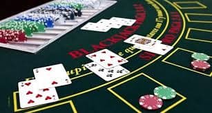 Studio live dealer PMGC dengan multi-kamera profesional menampilkan meja blackjack dan roulette